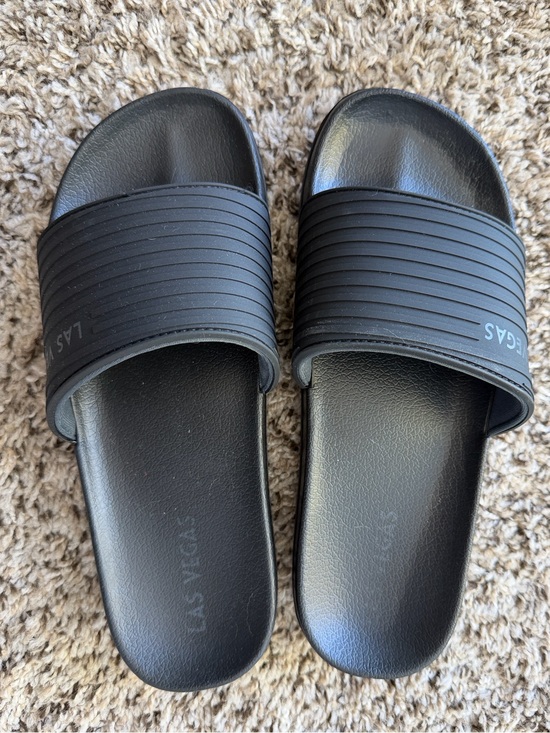 Shoes - Women’s Slides EUC